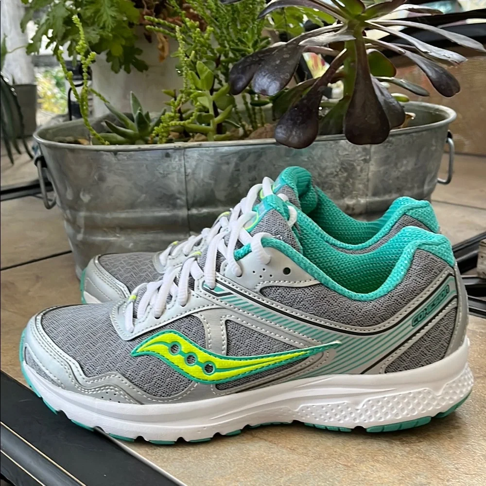🔥BRAND NEW Saucony Gray and Green Athletic Shoes with Breathable Mesh - Picture 3 of 7